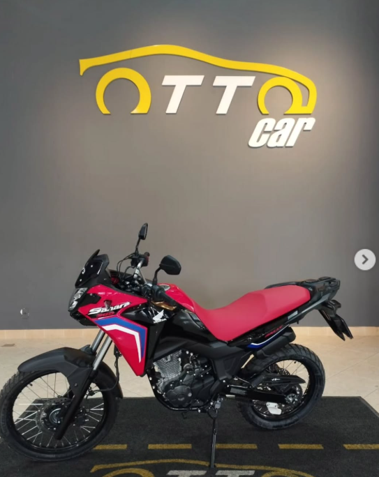 Moto exposta no showroom da Otto Car